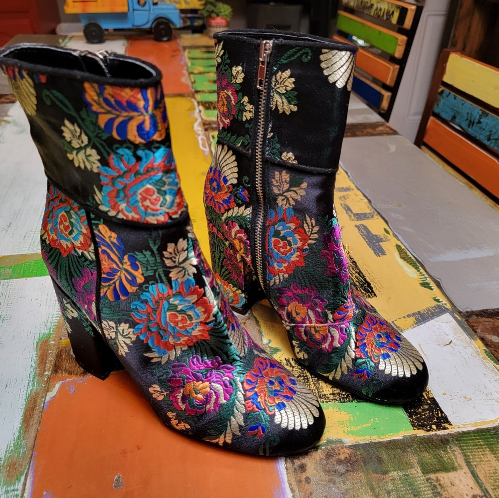 Steve Madden Tapestry Boots Size 8 Worn Once